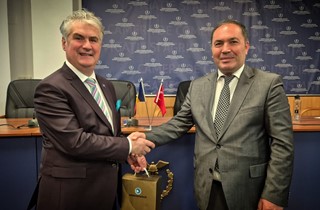 Uluslararası Temaslar Meyvesini Verdi: Gemlik ve Köstence Ticaret Odaları Arasında İş Birliği Protokolü İmzalandı